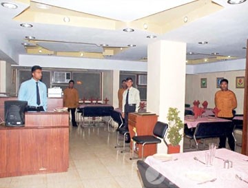 Savshanti Towers Hotel Vadodara Restaurant
